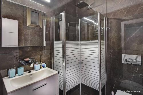 Ένα μπάνιο στο לי-ים