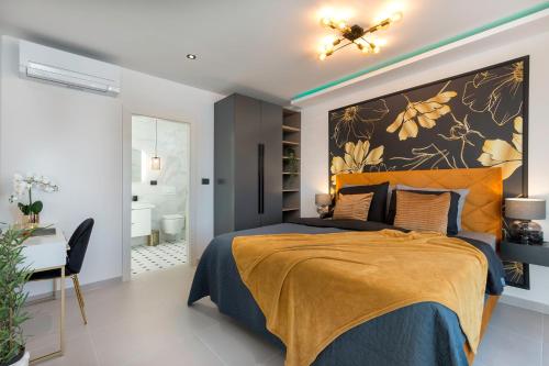 Villa M Premantura في بريمونتيرا: غرفة نوم بسرير ومروحة سقف