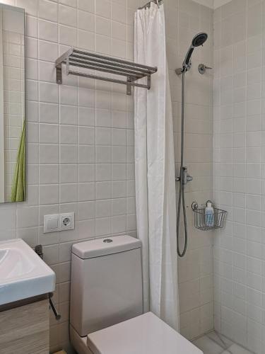 La salle de bains est pourvue d'une douche, de toilettes et d'un lavabo. dans l'établissement White Room Alameda, à Séville