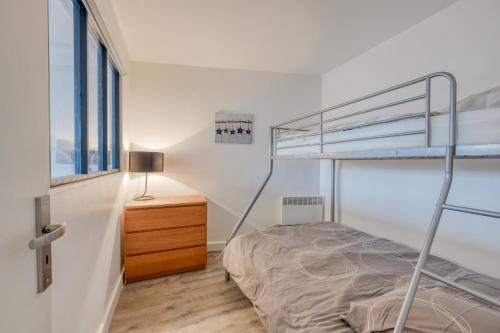 um quarto com um beliche e uma cómoda em madeira em Lovely apartment betwen Paris and EuroDisney em Nogent-sur-Marne