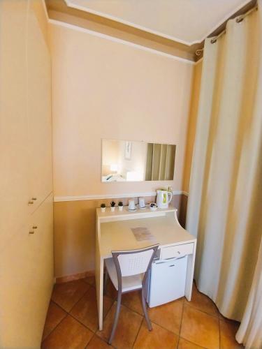 a small desk with a chair in a room at Hotel Moderno in SantʼAntìoco