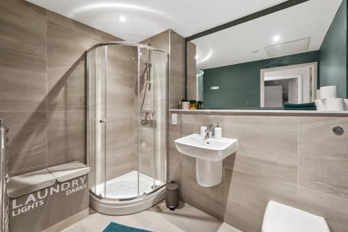 a bathroom with a shower and a sink at Boutique Beautiful Leeds Gem - Sleeps 2 in Leeds