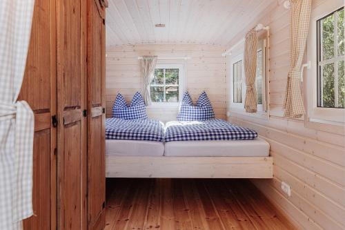 ein Zimmer mit 2 Betten in einem winzigen Haus in der Unterkunft Tinyhouse am Obsthain in Poseritz