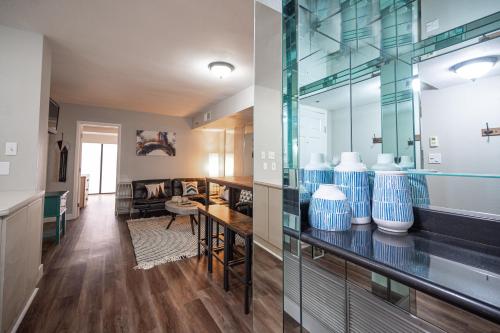 een woonkamer met vazen op een glazen kast bij Stay Together Suites in Las Vegas