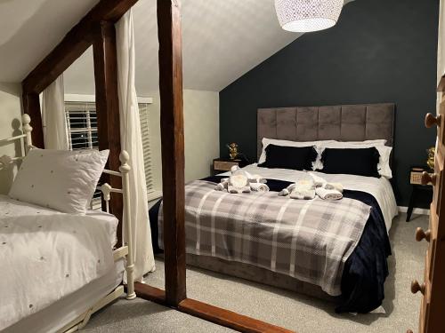 Un dormitorio con una cama con dos ositos de peluche. en Granny Vera's @ Marigold Cottage en Bedale