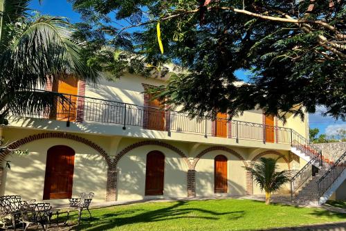 un gran edificio blanco con balcón en la parte superior de un patio en Hotel Yamilí, en Punta Cana