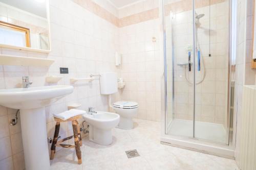 a bathroom with a toilet sink and a shower at Fior di Roccia - Valmalenco - Hotel & Mountain Restaurant in Lanzada