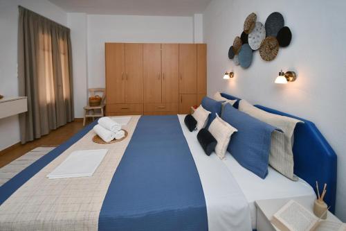1 cama grande azul y blanca en una habitación en Paradise Apartments, en Ferma