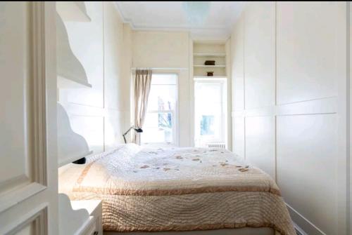 um quarto branco com uma cama e uma janela em İstanbul Bebek Yalı em Istambul