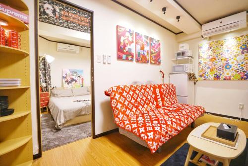 東京的住宿－TOKYO ICHIBAN ASAKUSA，小房间设有床和镜子