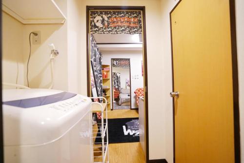 東京的住宿－TOKYO ICHIBAN ASAKUSA，走廊上设有镜子和盥洗盆
