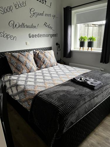 a bed in a room with a window and a bed sidx sidx sidx at Veldzicht in Klarenbeek