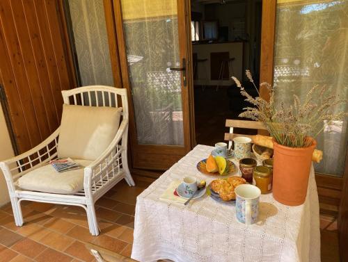 een tafel met een bord eten erop bij Jolie maison de village, à 2 min à pied du lac d'Esparron de Verdon in Esparron-de-Verdon