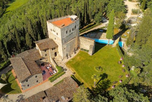 eine Luftansicht eines Gebäudes mit einem Hof und einem Pool in der Unterkunft Castello Di Tornano Wine Relais in Gaiole in Chianti
