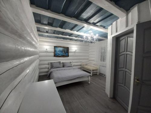 1 dormitorio con 1 cama y techo azul en White House, en Synevyrsʼka Polyana