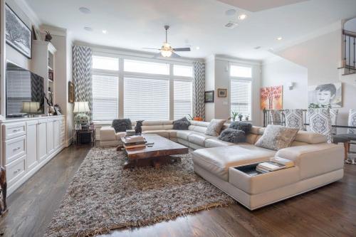 uma sala de estar com um sofá e uma mesa em Beautiful upscale home near everything! em Houston