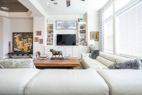 uma sala de estar com mobiliário branco e uma grande janela em Beautiful upscale home near everything! em Houston