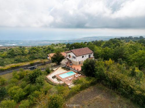 an aerial view of a house with a swimming pool at Tenuta Carbone - Con piscina e parcheggio privato in Mascali
