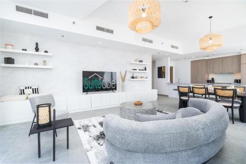 Istumisnurk majutusasutuses Urban tropic 3 bedroom apartment with full sea view by Suiteable Interiors