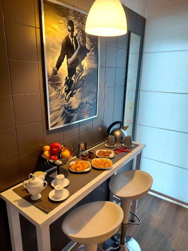 a kitchen with a table with food and a painting at Gebel Grin in Palermo