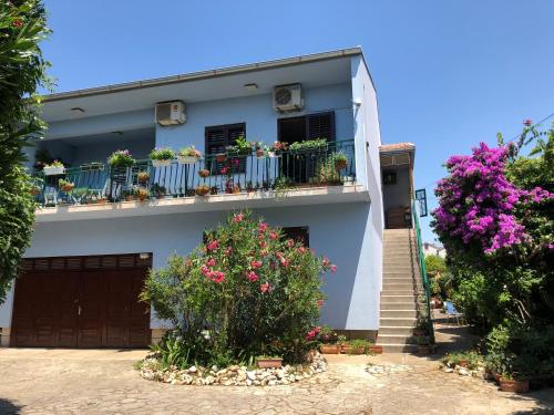 Apartman u vili s bazenom blizu mora plavi