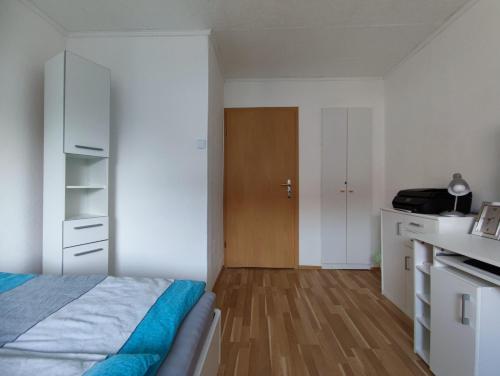 a small bedroom with a bed and a kitchen at Messezimmer Hannover in Hannover