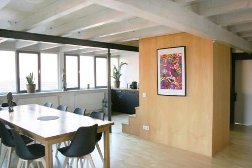 Un comedor con mesa y sillas en empanada ferienwohnung, en Heppenheim an der Bergstrasse
