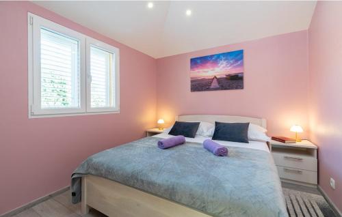 sypialnia z łóżkiem z fioletowymi poduszkami w obiekcie Sunset Vela Luka w mieście Vela Luka