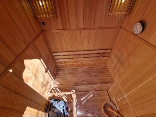 una vista aérea de una sauna con reloj en Le salagou sauna, en Lacoste