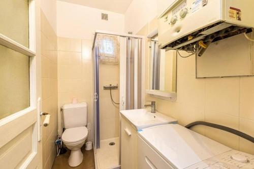 a small bathroom with a toilet and a sink at Cénoslocs Bondy - Paris à vos pieds pour 4 personnes avec Jardin & Wifi in Bondy