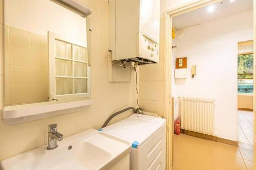 kuchnia ze zlewem i lustrem w obiekcie Cénoslocs Bondy - Paris à vos pieds pour 4 personnes avec Jardin & Wifi w mieście Bondy