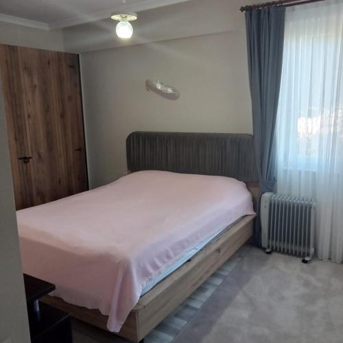 - une petite chambre avec un lit et une fenêtre dans l'établissement Myrapark, à Fethiye