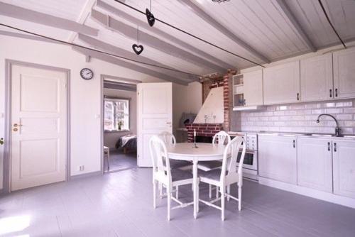 una cucina con tavolo e sedie in una stanza di Luxury cosy cottage by the sea a Karlstad
