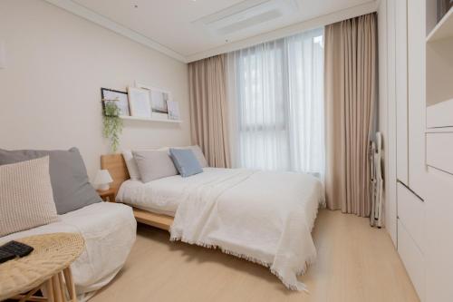 מיטה או מיטות בחדר ב-Apartment THE SHARE Myeongdong