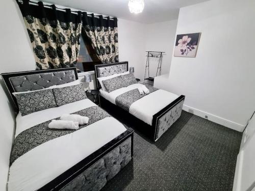 Habitación con 2 camas y ventana en nc23, setup for your most amazing & relaxed stay + Free Parking + Free Fast WiFi, en Farnley