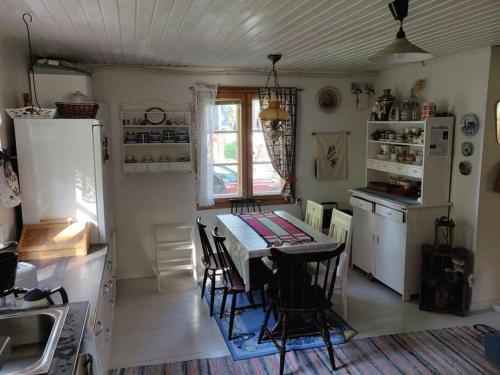 una cucina con tavolo e sedie in una stanza di Hideaway for holiday season, House with two saunas a Hämeenlinna