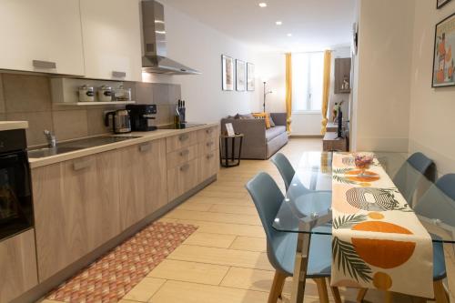 a kitchen and dining room with a table and chairs at Casa vacanza Valentina - Downtown Bergamo in Bergamo