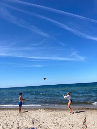 twee mensen op het strand die vliegeren bij Dom wakacyjny dla 8 osób ok. 120m w Gąski, wybrzeże Morza Bałtyckiego w Polsce in Gąski