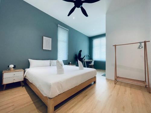 Un dormitorio con una cama grande con ventilador de techo. en The Groove House Private Pool & BBQ by Linese Homestay, en Kuah