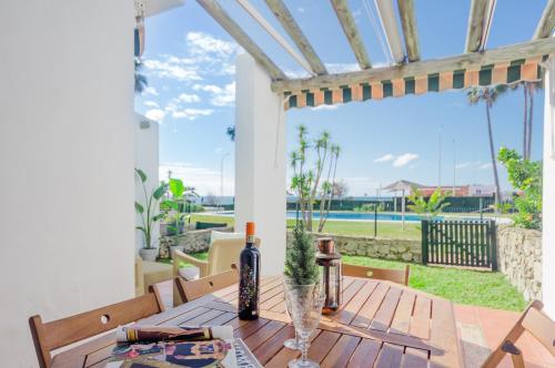 Laja Bermeja, piscina y primera línea de La Barrosa