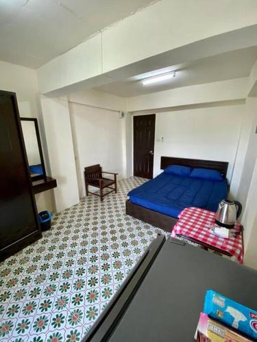a bedroom with a bed and a tv in it at Ratanawong Place 823 in Bangkok