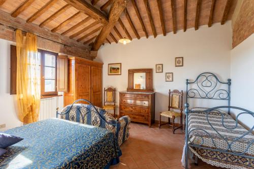 - une chambre avec 2 lits et une commode dans l'établissement Agriturismo S. Eurosia, à Montalcino