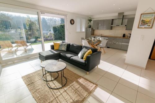 un salon avec un canapé et une table dans l'établissement Cozy Nest By the Zoo, à Mulhouse