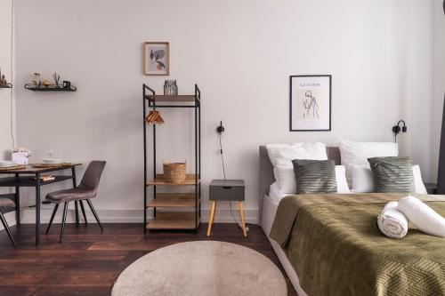 um quarto com uma cama, uma mesa e uma cadeira em Central Apartment in Heart of Berlin em Berlim