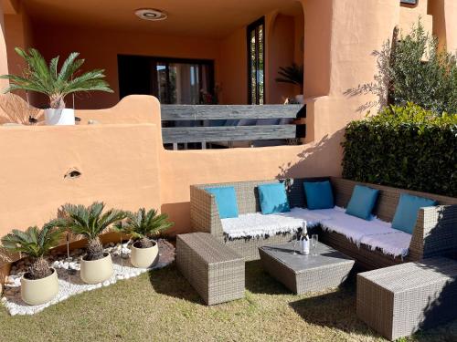 Posedenie v ubytovaní Casares Beach Golf Apartment With Private Garden Direct Pool Access