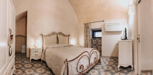 ein Schlafzimmer mit einem großen Bett in einem Zimmer in der Unterkunft Casa Menodda in Grottaglie