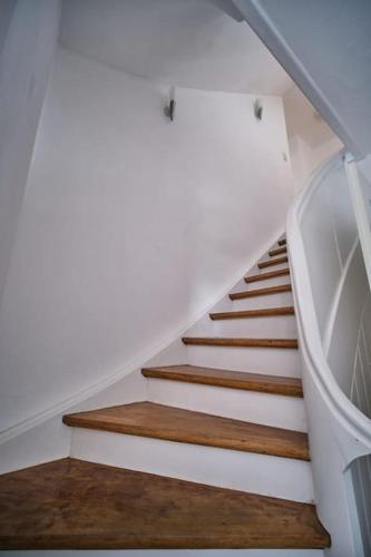 a staircase in a house with wooden floors at Lindenwohnung an historischer Mühle in Holzhausen