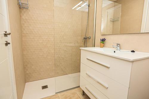 ein Bad mit einem Waschbecken und einer Dusche in der Unterkunft Regata Litoral Costa Dorada - ONLY FAMILIES in Cambrils
