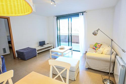a living room with a couch and a table at Ciutadella Litoral - ONLY FAMILIES in Cambrils