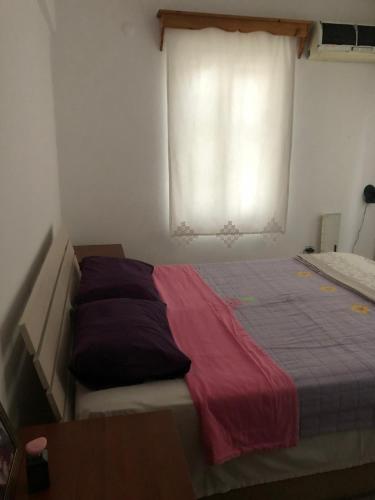 Postel nebo postele na pokoji v ubytování Bodrum Merkezde Müstakil ev Temmuz Ağustos Kiralık